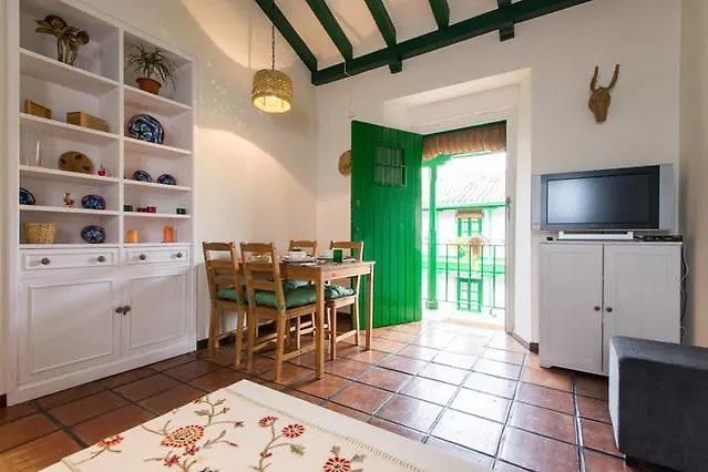 Tradicional Oasis Sevillano 0*, סביליה